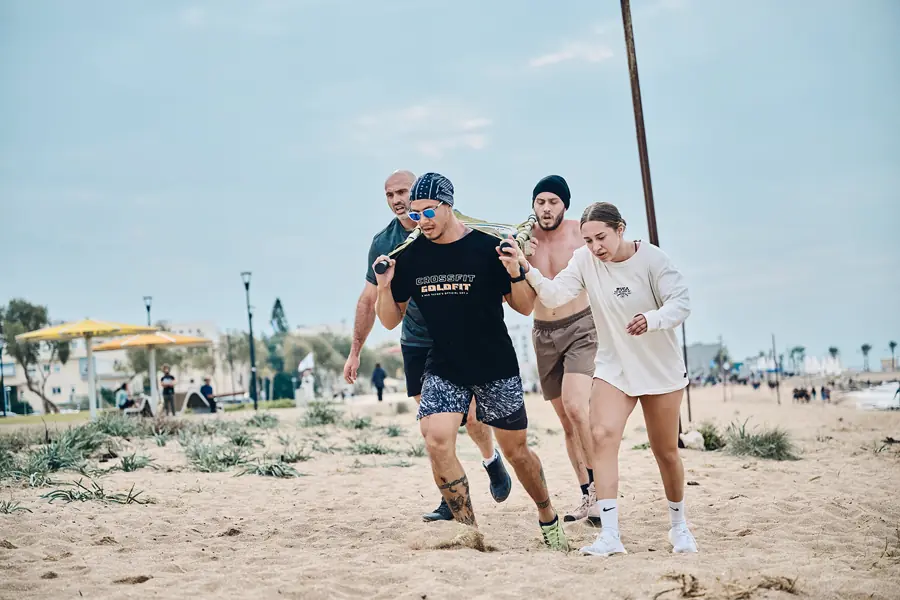 נשיאה קבוצתית על החוף בנהריה