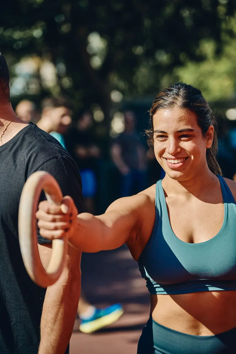 ספורטאית מחייכת עם טבעות בתל אביב